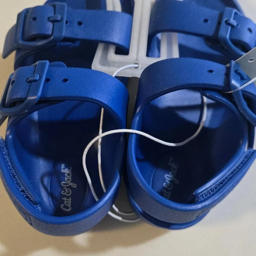 Kids Blue sandals with velcro closing at the back. water friendly Size US 7